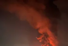 Під балістичний удар у Броварах потрапив склад Rozetka Пожежа після удару по складу Rozetka у Броварах