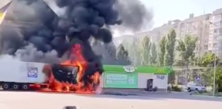 A Russian drone set fire to an «ATB» lorry carrying goods in Kherson An «ATB» lorry on fire following an attack by an FPV drone in Kherson