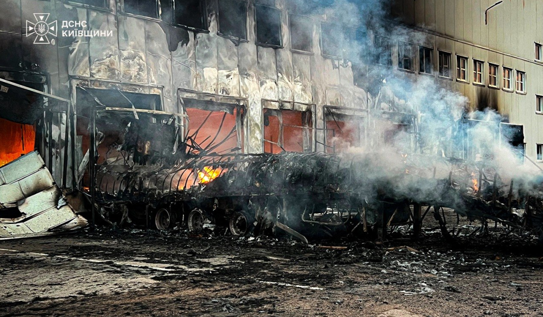 Київщина, пожежа Рятувальники ДСНС ліквідовують наслідки російської атаки на Київщині