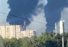 Дрони атакували Ярославль: попередньо, ціллю був НПЗ Густий чорний дим над промисловою частиною Ярославля після атаки дронів