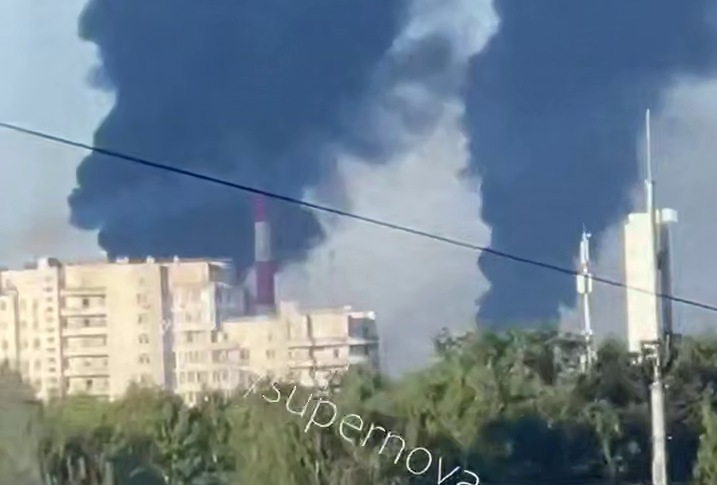 Дим над промисловою частиною Ярославля після атаки дронів Густий чорний дим над промисловою частиною Ярославля після атаки дронів
