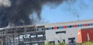 Густий чорний дим над терміналом Нової пошти на Харківщині після російського удару