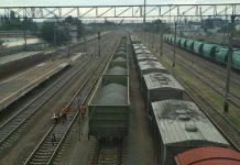 Металурги закликали не підвищувати залізничні тарифи на 30% Вантажний поїзд Укрзалізниці перевозить промислову сировину