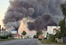 Густий дим над складськими приміщеннями після російської атаки у Святопетрівському
