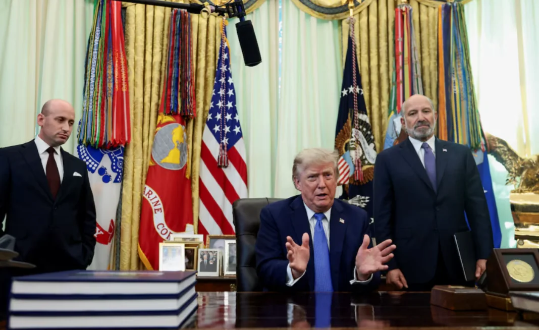 Президент США Дональд Трамп Президент США Дональд Трамп підписує документи в Овальному кабінеті