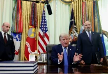 Трамп обмежує громадянство США за народженням Президент США Дональд Трамп підписує документи в Овальному кабінеті