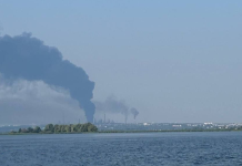 Дим над Сизранським НПЗ після атаки безпілотників