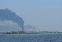 Сизранський НПЗ знову атакували дрони: на заводі спалахнула пожежа Дим над Сизранським НПЗ після атаки безпілотників