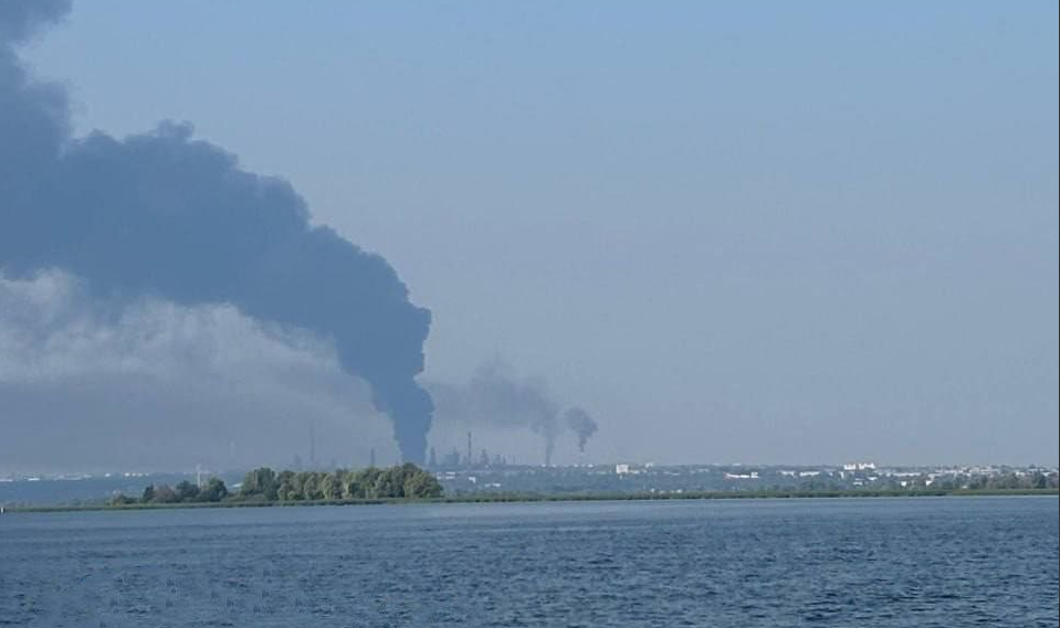 Дим над Сизранським нафтопереробним заводом Дим над Сизранським НПЗ після атаки безпілотників