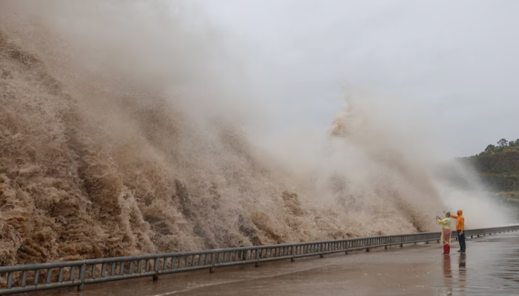 Typhoon "Dolphin" is approaching China