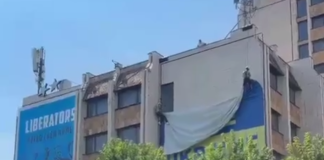 У Приштині зняли прапор України після заяви Зеленського про Косово Демонтаж великого прапора України та банера Free Ukraine на будівлі в центрі Приштини