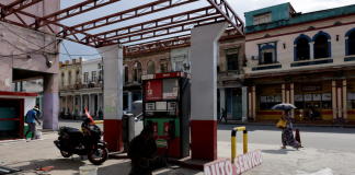 Fuel from the US has transformed the Cuban market: petrol is being sold from flats Каністри з пальним біля автомобіля на Кубі