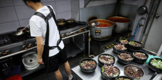 Південна Корея входить в останній сезон легального продажу собачого м’яса Ресторан на ринку Моран у Соннамі, де ще подають собаче м’ясо