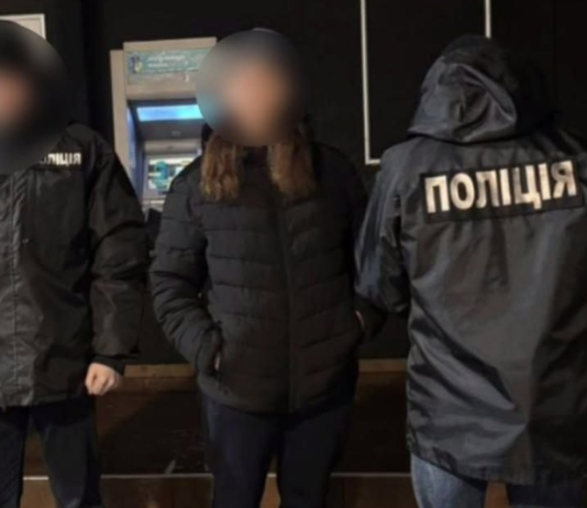 У Чернівцях засудили жінку за фейкову «евакуацію» військових Затримання шахрайки в Чернівцях