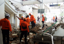 7.7-magnitude earthquake in Indonesia: at least 20 dead Rescue workers are on the scene following an earthquake in the Maumere area on the island of Flores