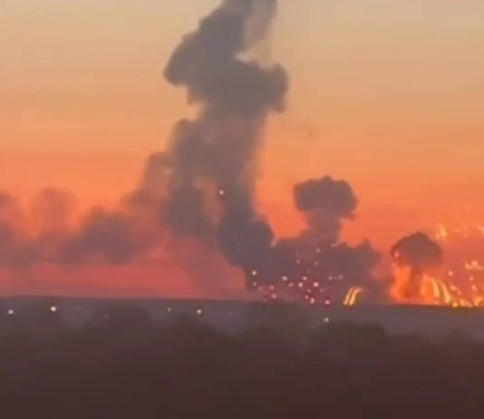Після атаки РФ горять склади у Бучанському районі Після атаки РФ на Київщині горять склади: перекрито трасу