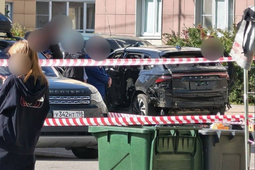 Підірване авто в Петербурзі Пошкоджений автомобіль після вибуху у мікрорайоні Слов’янка