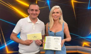 Олександр Іванов і Ярослава Гресь із листом та книгою, підписаною Джоан Ролінґ