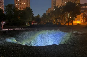 Вирва від російської ракети серед житлових будинків Києва
