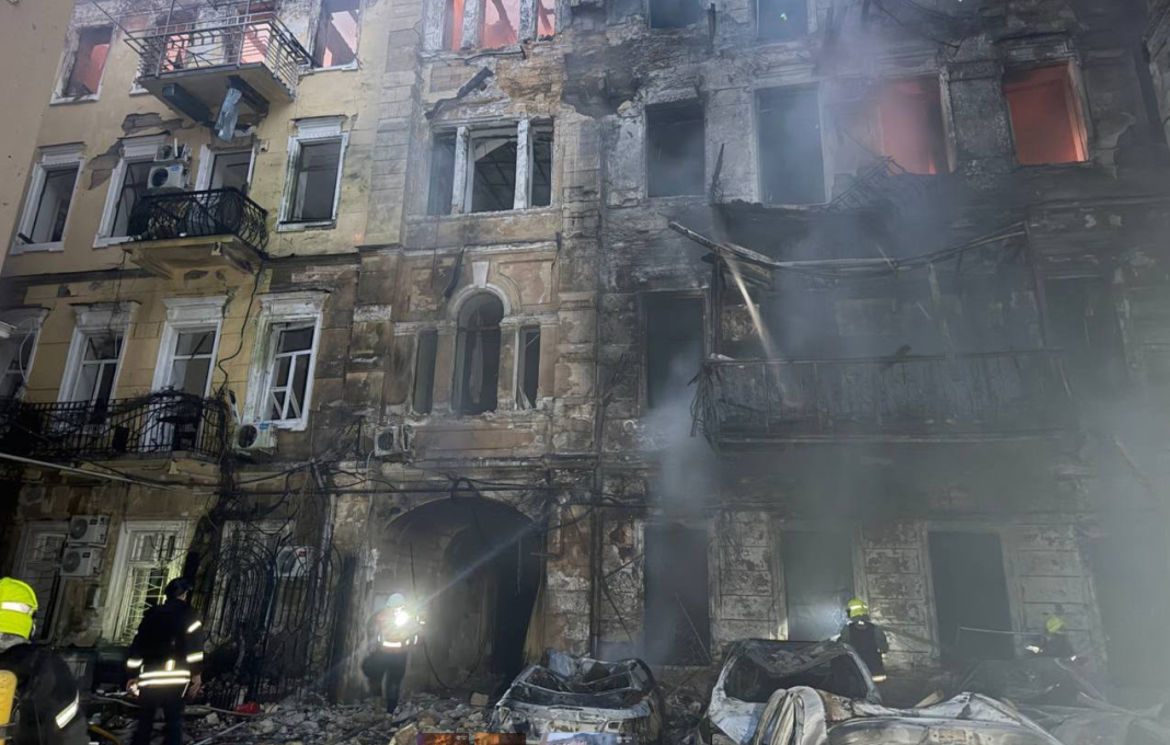 Screenshot_2 Fire in a residential building following a Russian attack on Odesa