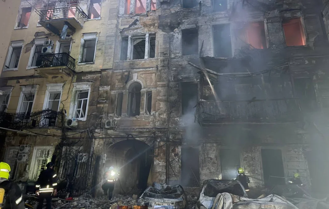 Пожежа в житловому будинку після російської атаки на Одесу