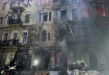 Одеса у вогні: РФ масовано вдарила ракетами й дронами Пожежа в житловому будинку після російської атаки на Одесу