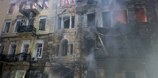 Одеса у вогні: РФ масовано вдарила ракетами й дронами Пожежа в житловому будинку після російської атаки на Одесу