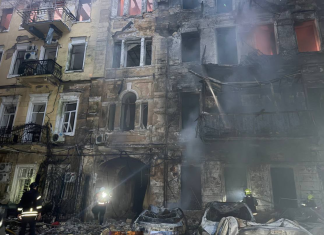Одеса у вогні: РФ масовано вдарила ракетами й дронами Пожежа в житловому будинку після російської атаки на Одесу