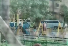Службові автомобілі та правоохоронці на місці стрілянини в Одесі