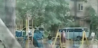 В Одесі чоловік відкрив вогонь по працівниках ТЦК: четверо поранених Службові автомобілі та правоохоронці на місці стрілянини в Одесі