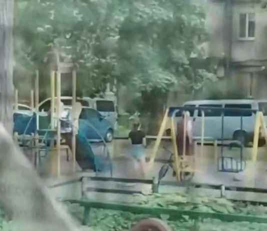 В Одесі чоловік відкрив вогонь по працівниках ТЦК: четверо поранених Службові автомобілі та правоохоронці на місці стрілянини в Одесі