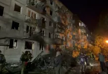 Атака на Київ: кількість постраждалих зросла до 15 Пошкоджений житловий будинок після ракетного удару по Києву