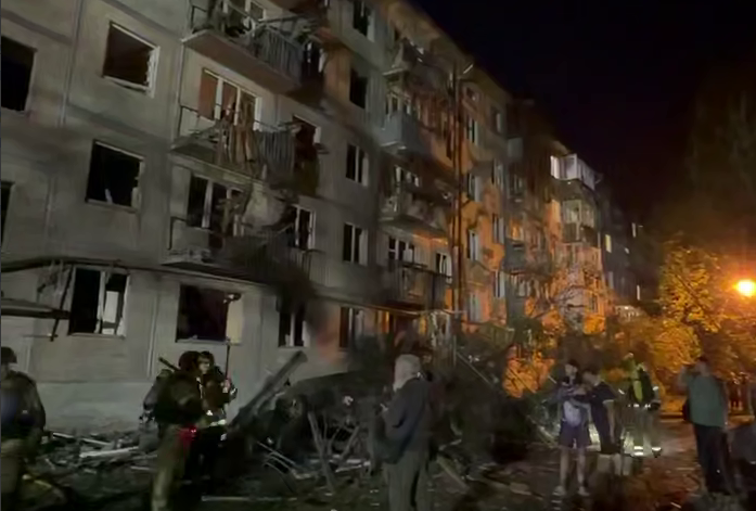 Пошкоджений житловий будинок Пошкоджений житловий будинок після ракетного удару по Києву