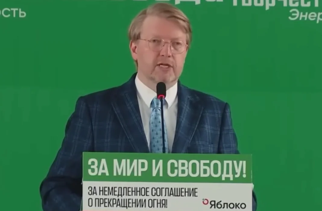 Партія "Яблуко" Голова партії «Яблуко» Микола Рибаков під час антивоєнного виступу