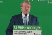 Голова партії «Яблуко» Микола Рибаков під час антивоєнного виступу
