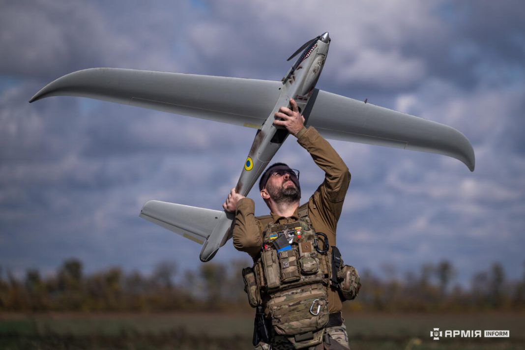 ans_3649 A Ukrainian soldier launches a drone on the front line