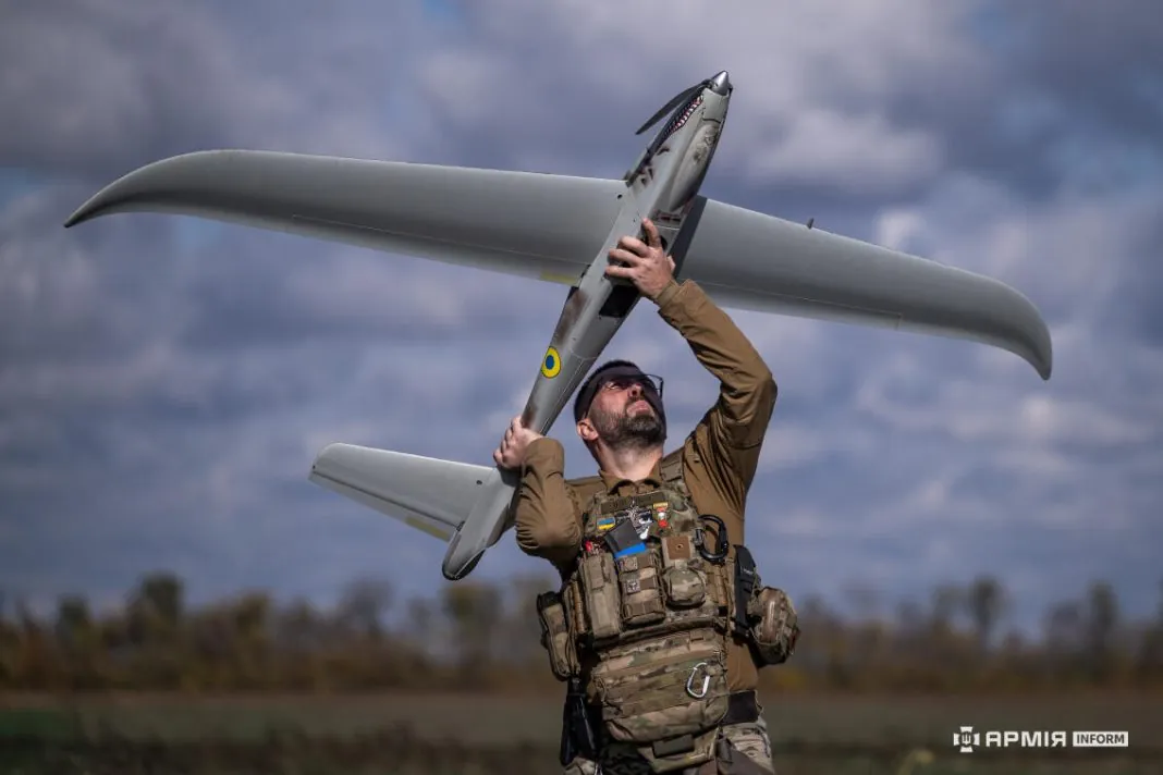 ans_3649 Український військовий запускає безпілотник на передовій