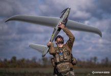 Український військовий запускає безпілотник на передовій
