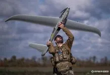 Український військовий запускає безпілотник на передовій