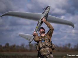 Понад 95% липневих уражень СБС припали на тактичну глибину Український військовий запускає безпілотник на передовій