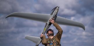 Український військовий запускає безпілотник на передовій
