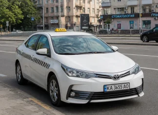 Поїздки в Uklon і Bolt можуть подорожчати через нові податкові правила Автомобіль таксі в міському русі