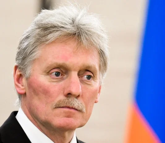 Дмитро Пєсков під час офіційного брифінгу