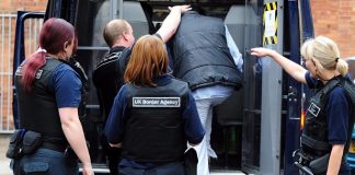 Британія вислала понад 80 тисяч людей за два роки Ілюстративне зображення до матеріалу про видворення з Британії
