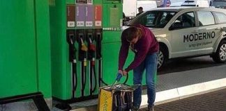 A proposal has been put forward in Ukraine to deliver fuel directly to cars instead of at petrol stations A specialised vehicle for the mobile delivery of fuel