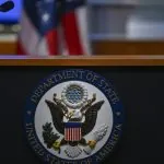 Держдеп США зберіг найвищий рівень небезпеки для поїздок в Україну