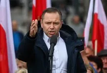 Навроцький виступив проти червоно-чорних прапорів у Польщі Президент Польщі Кароль Навроцький під час виступу