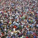 Дослідники запропонували зменшити населення Землі до 4 млрд