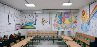 У Києві школи почнуть рік у гнучкому очно-дистанційному форматі Укриття в школі Києва