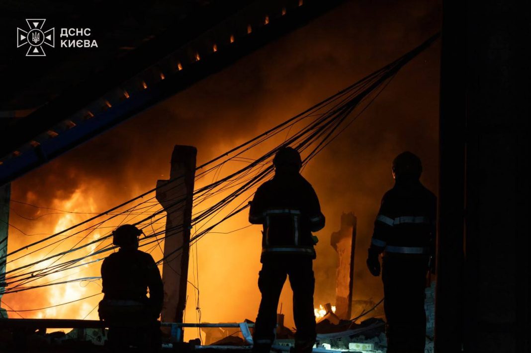 Рятувальники ліквідовують наслідки російського удару Рятувальники ліквідовують наслідки російського удару по Запоріжжю